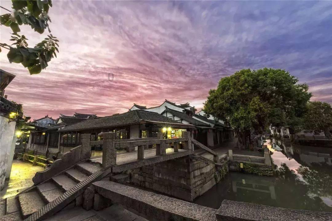 驾车撞烂货车后视镜 司机逃逸六小时落网